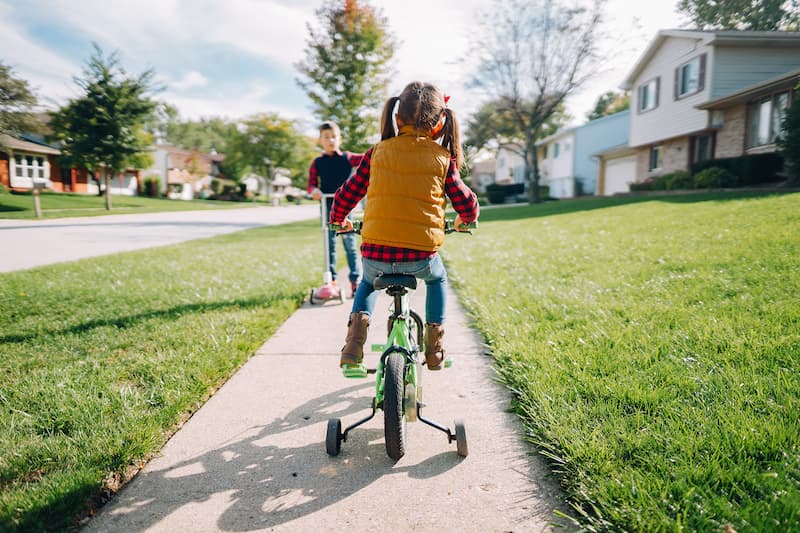 Criança aprendendo andar de bicicleta